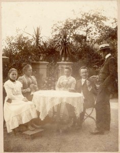 Otto Horn als junger Mann (um 1905, im Bild links) vor dem Wohnhaus Plossenweg 4, die Mutter Emma ist die Zweite von links